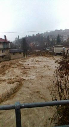 Situaţie critică în Italia! Inundaţiile au făcut prăpăd :”E mai rău decât în ’94. Ne este foarte frică’’
