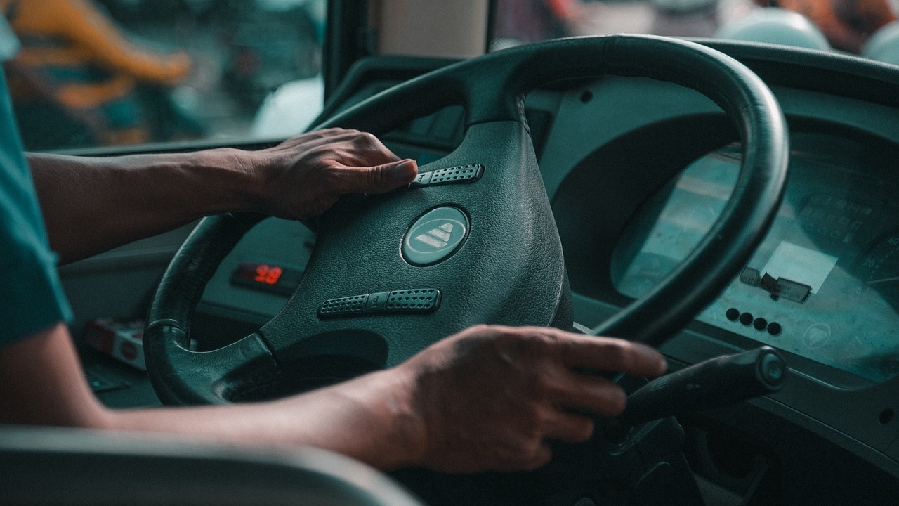 Ce salariu are un șofer STB în 2025 fără vechime, spre deosebire de unul cu experiență în transportul public. Suma e frumușică!
