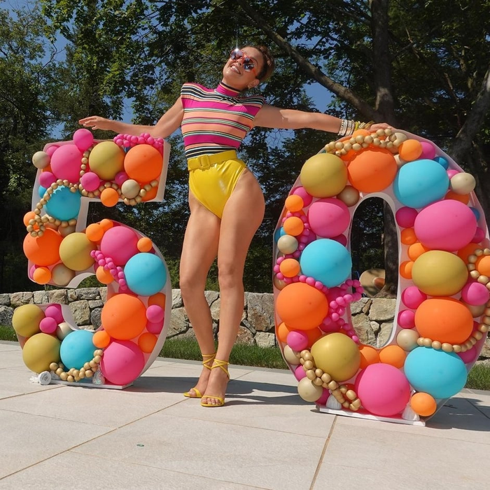 Thalia, în costum de baie la 50 de ani! Artista și-a serbat ziua de naștere la piscină