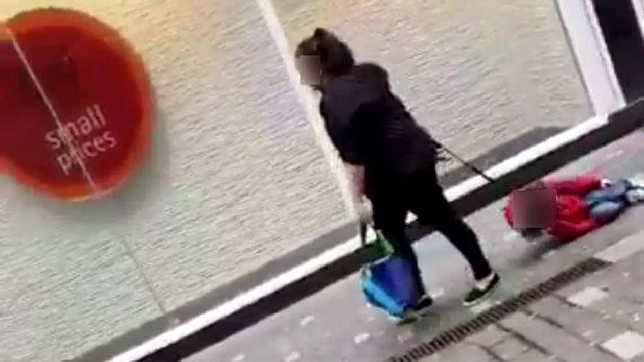Femeie filmată târându-şi propriul copil cu lesa, pe stradă! Trecătorii au privit-o şocaţi: „Nu sunt o mamă rea!”