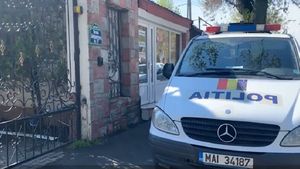 Descinderi la unul dintre cele mai temute clanuri din Capitală. Vrăjitoarea Sidonia și liderii grupării, săltați de mascați