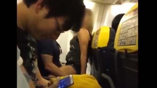VIDEO | Scene de amor într-un avion! Pasagerii au asistat șocati la partida fierbinte