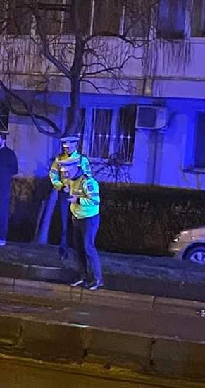 Rupt de beat, inspectorul ANAF a urcat la volan și a ajuns cu roțile în sus! Martorii s-au crucit când l-au scos din mașină