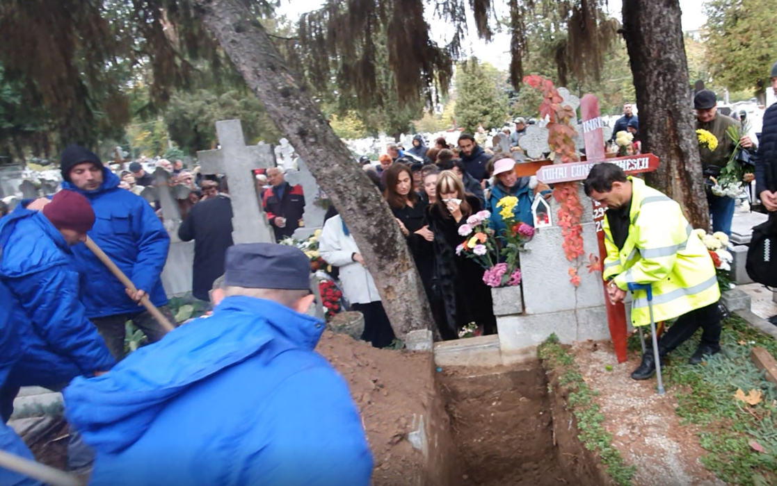 Un personaj misterior, în cârje, a fost devastat la înmormântarea lui Mihai Constantinescu