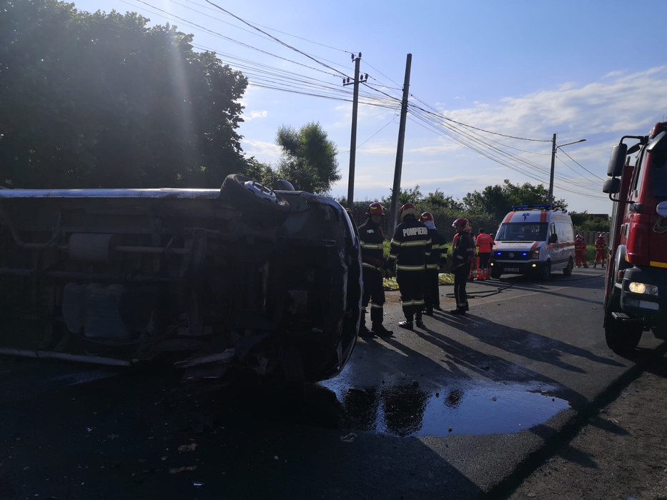 Accident înfiorător în Dâmbovița: un microbuz cu elevi s-a răsturnat după ce s-a izbit de o mașină: 2 morți și 9 răniți | VIDEO