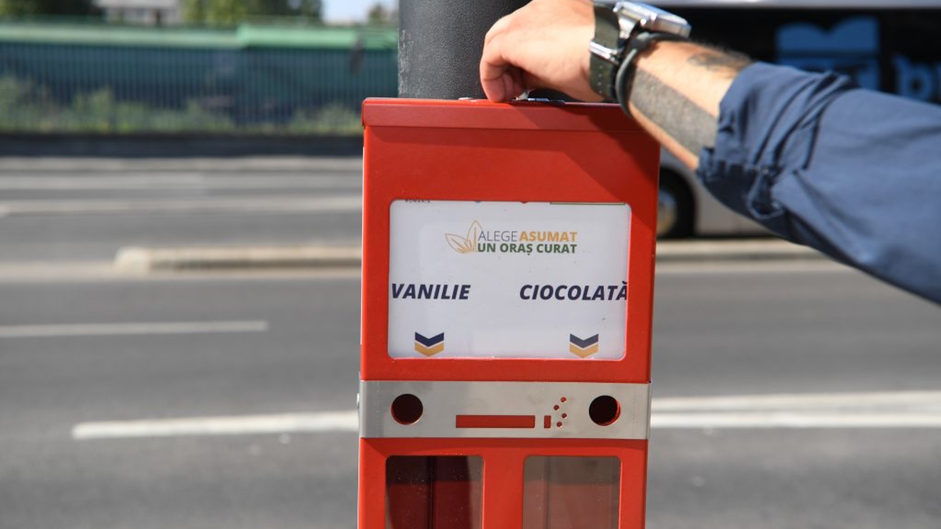 Campania ALEGE ASUMAT UN ORAȘ CURAT se lansează în Constanța! 200 de scrumiere stradale speciale invită fumătorii să aleagă protejarea mediului