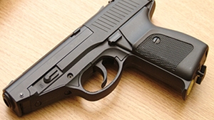 Un adolescent de 16 ani din Bucureşti a tras cu pistolul într-un magazin! Citeşte motivul incredibil pentru care a făcut asta!