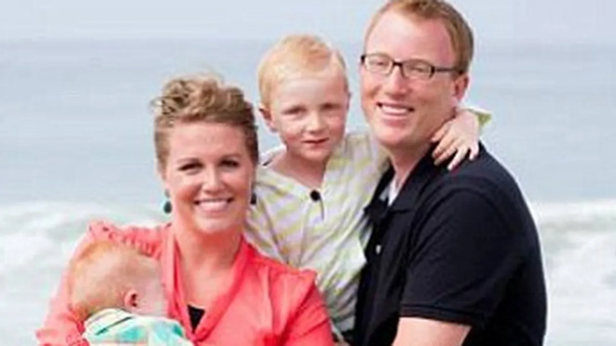 Asta e cea mai proastă fotografie de familie! Cum s-au pozat acesti părinti inconstienti alături de copiii lor: A iesit rau