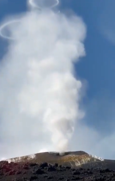 Cercuri de fum ies din Vulcanul Etna, din Italia / Foto: Captură Video