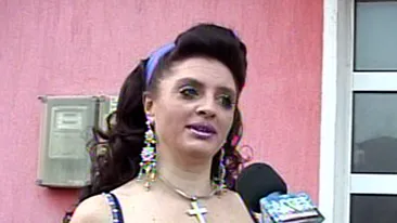 VIDEO Cornelia este cea mai bogata dansatoare din Romania! Are vila roz, masina scumpa si haine de mii de euro! Uite cum arata casa dansatoarei din buric!