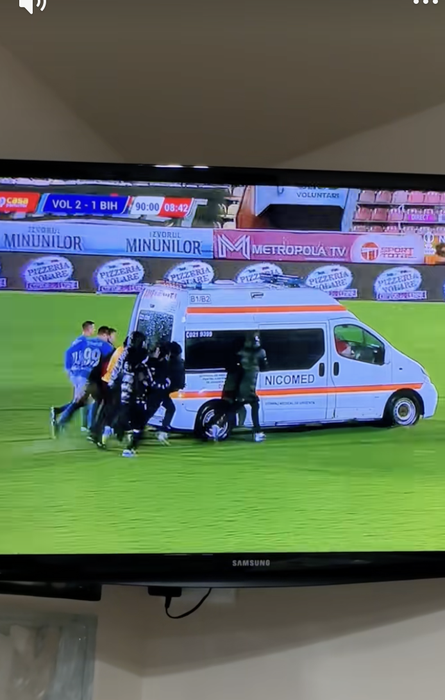 Momente penibile, pe un teren de fotbal din România. Ambulanța, obligată să intervină de urgență, împinsă pe gazon