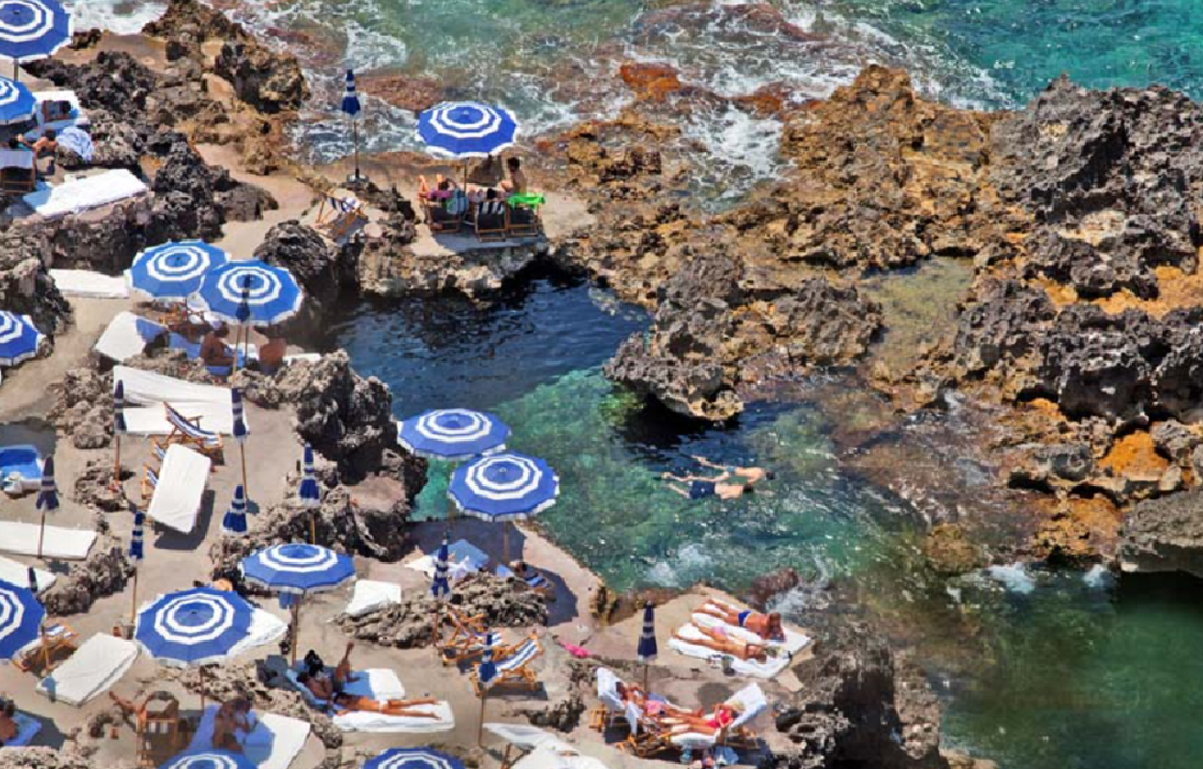 Credeați că în Mamaia e scump?! Câți euro costă un șezlong pe o plajă din Capri, supranumită „insula milionarilor”