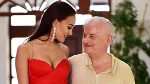 Zici că e Moș Crăciun! Irinel Columbeanu și-a lăsat barbă și părul lung