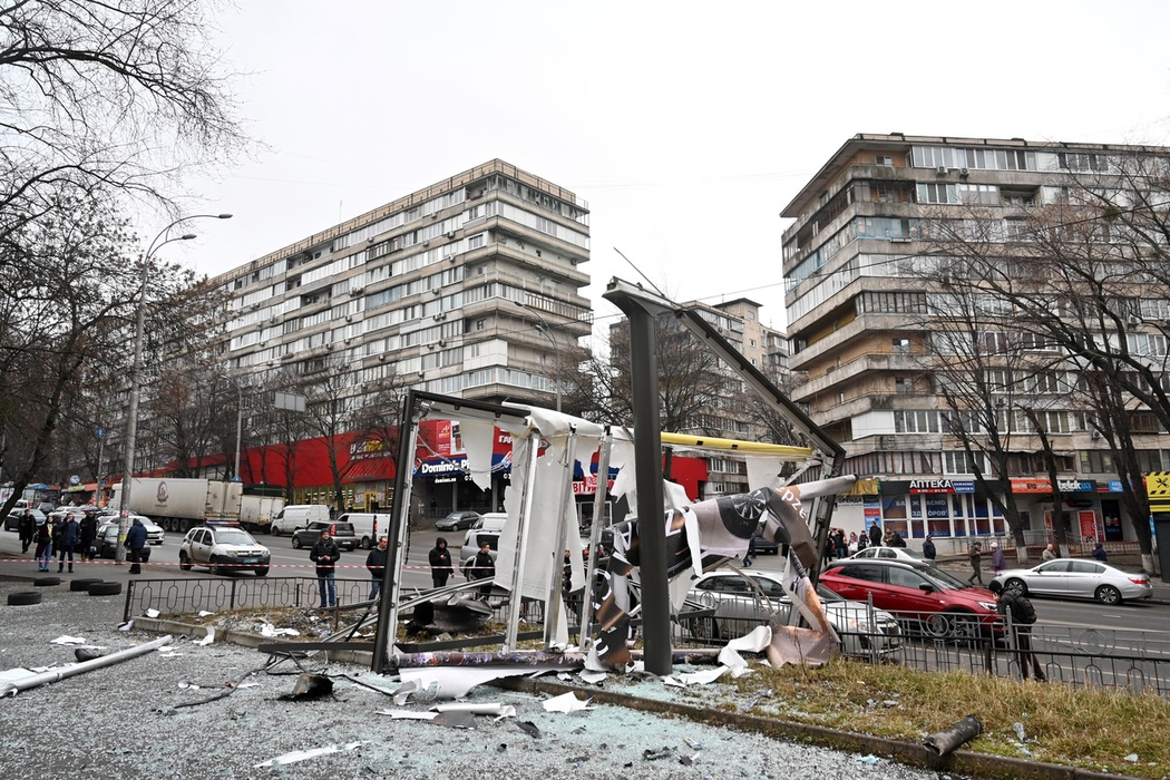 Ucraineni, în afara zonei izolate din jurul rămășițelor unui obuz explodat, în Kiev. (Sursa foto: profimedia.ro)