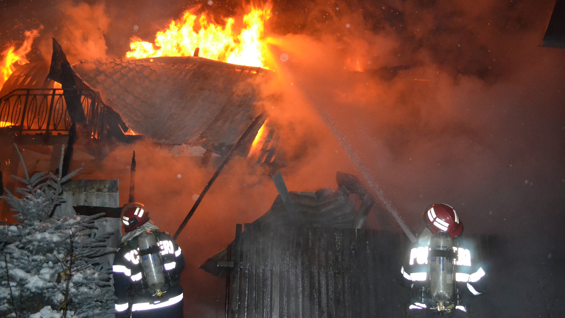 Incendiu puternic în Ploiești: ard două case și un garaj în care sunt două mașini