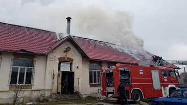 VIDEO. Liceu în flăcări, la Craiova. 50 de elevi au fost evacuați