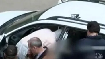 VIDEO Un barbat din Iasi a fost gasit cu gatul taiat in propria masina