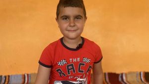La doar 8 ani, după ce s-a zbătut între viață și moarte, Leonard a început școala pe patul de spital, a devenit unul dintre cei mai buni copii din clasă și își consolidează cunoștințele pe Naradix