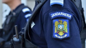 Un tânăr, rămas fără acte și bani, a făcut o criză de epilepsie în plină stradă. Jandarmii l-au salvat