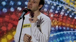 Barbatul asta a incercat sa treaca mai departe la "Romanii au talent" cu o melodie intr-o limba inventata de el!