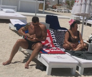 În afara iubițelului bodyguard, celebra avocată “Lizeta-descurcă-tot” a apărut la plajă cu un trabuc Toscanello, un Hublot și costum de baie-plasă