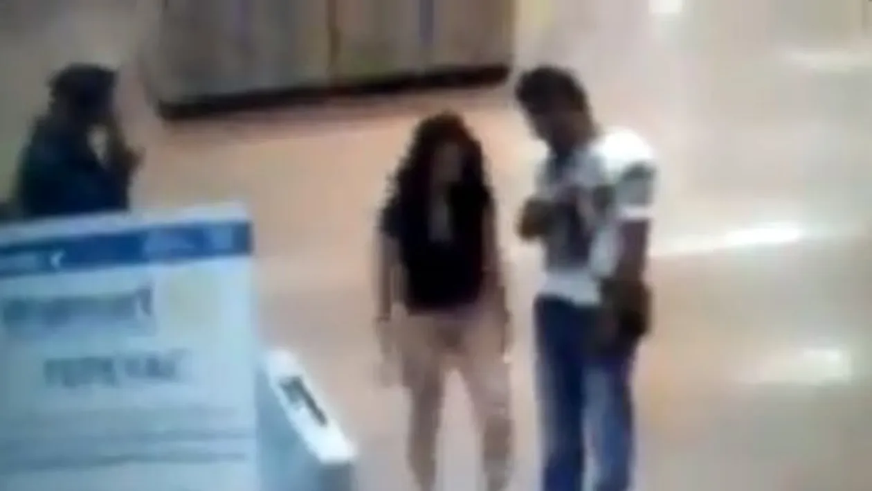 Scene uluitoare în supermarket! O tânără s-a dezbrăcat la pielea goală pentru că… VIDEO