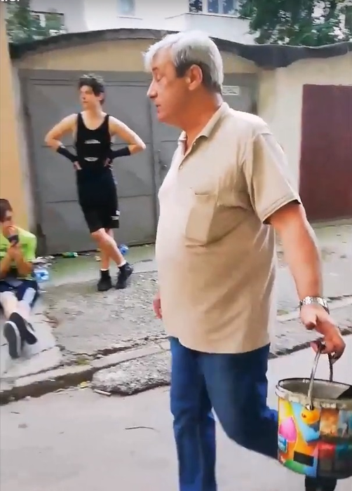 Așa ceva nu s-a mai văzut! Cum s-a răzbunat un pensionar din Bacău pe copiii gălăgioși din spatele blocului