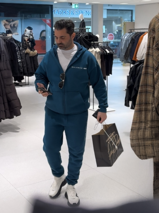 Pepe a mers cu Yasmine la cumpărături, la mall