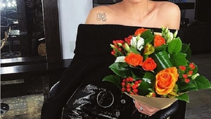 VIDEO / Însărcinată în trei luni, Adelina Pestriţu a făcut abdomene atârnată la mai bine de un metru deasupra solului! Cum s-a descurcat viitoarea mămică la acest exerciţiu dificil