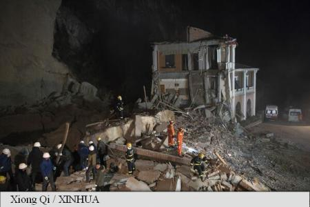 Dramele par să nu se mai termine! 12 morţi în urma prăbuşirii unui hotel | VIDEO