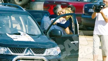 Roxana Ionescu mimeaza ca e fericita alaturi de sotul ei