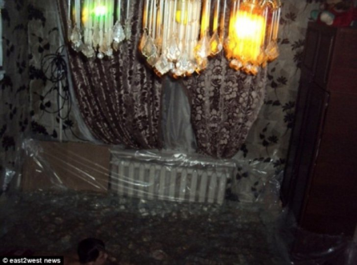 N-o să-ţi vină să crezi cum s-au răcorit mai mulţi adolescenţi ruşi într-un apartament de bloc!