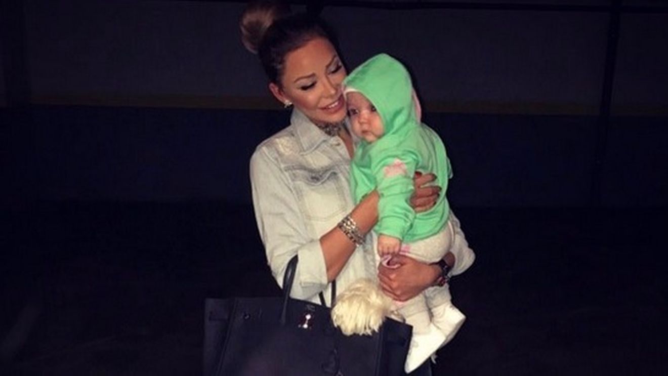 Bianca şi-a scos fetiţa la soare! Imaginea cu Sofia i-a cucerit pe prietenii blondei: ”Cea mai frumoasă fetiţă din lume!”