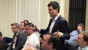 Nicușor Dan, aplaudat la scenă deschisă de taximetriștii nemulțumiți de aplicații