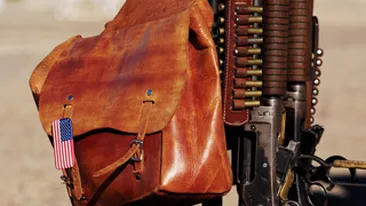 A vrut sa se imbarce in avion cu doua genti pline cu arme!