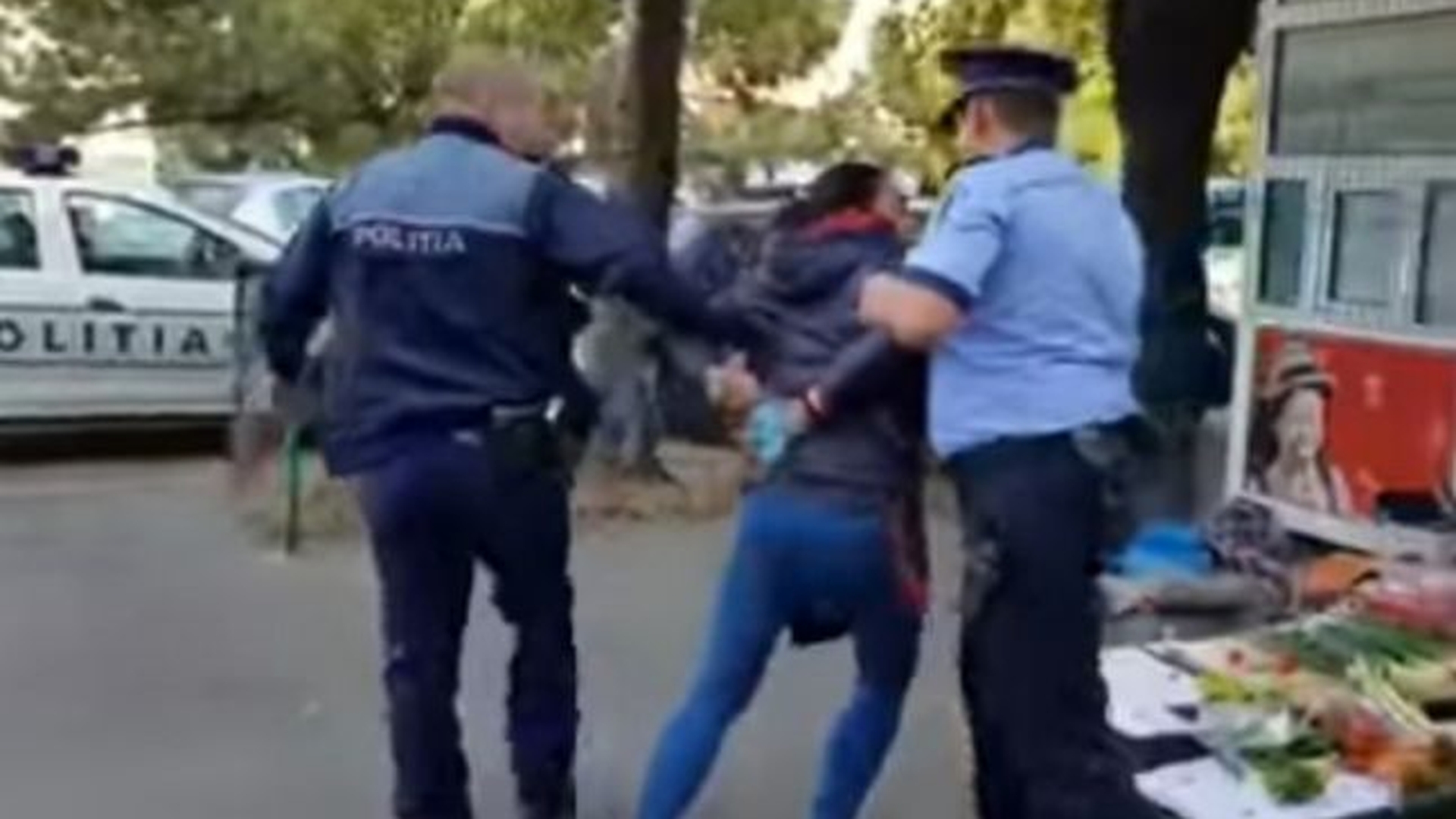 Femeie încătușată de polițiști în Ploiești pentru că vindea zarzavaturi la colț de stradă! Reacția martorilor: „Pe ăia care fură nu aveți curaj să îi luați!”