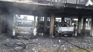 Panică la Cluj, din cauza unui incendiu violent. Două masini au ars în totalitate, iar oameni au fost evacuați din apartamente