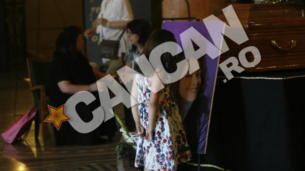 Imaginea sfasietoare care-ti rupe sufletul! Fetita pianistei Mihaela Ursuleasa, monument de durere langa sicriu! A incremenit, cu manutele la spate, in fata tabloului mamei sale!