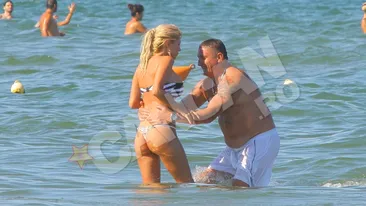 Maharu nu-si poate lua mainile de pe Simona Sensual