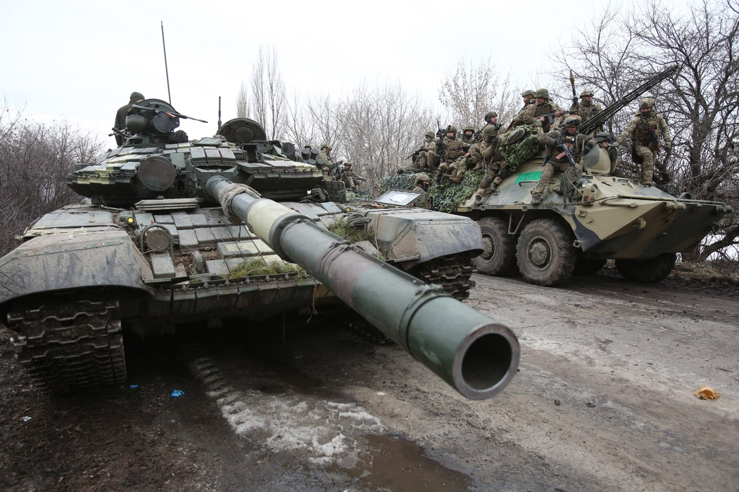 Militarii ucraineni se pregătesc să respingă un atac din regiunea Ucrainei Lugansk, pe 24 februarie 2022. (Sursa foto: profimedia.ro)