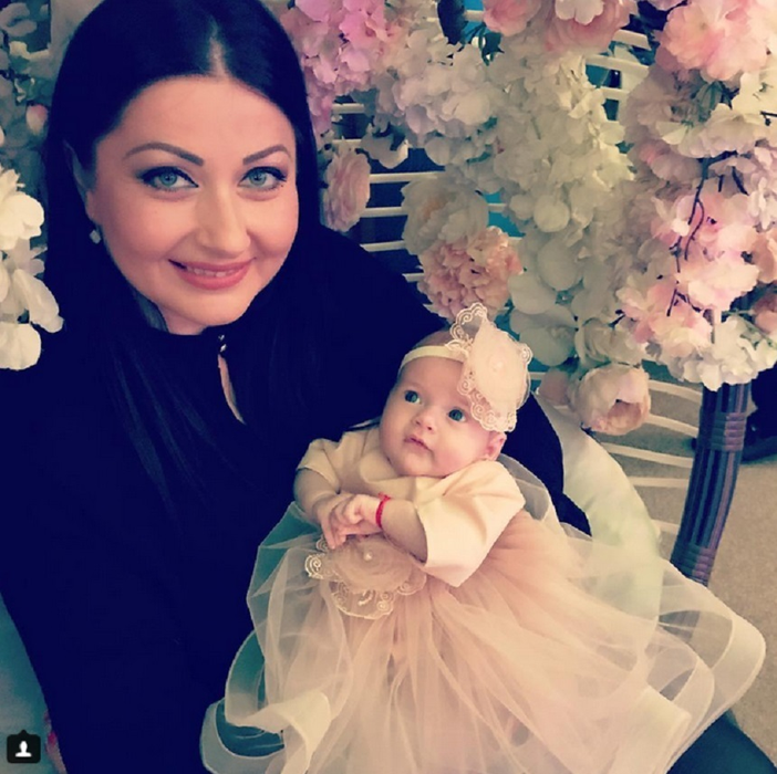 Gabriela Cristea i-a îngrijorat pe toţi după ce a pozat-o AŞA aşa cu fiica sa: „Face doar rău bebelinei”. Reacţia vedetei după ce a primit avertizări alarmante