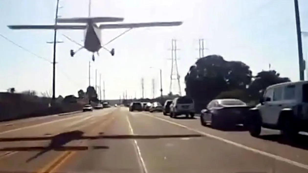 Imagini uluitoare, cu un avion care aterizează pe șosea, printre mașini! VIDEO