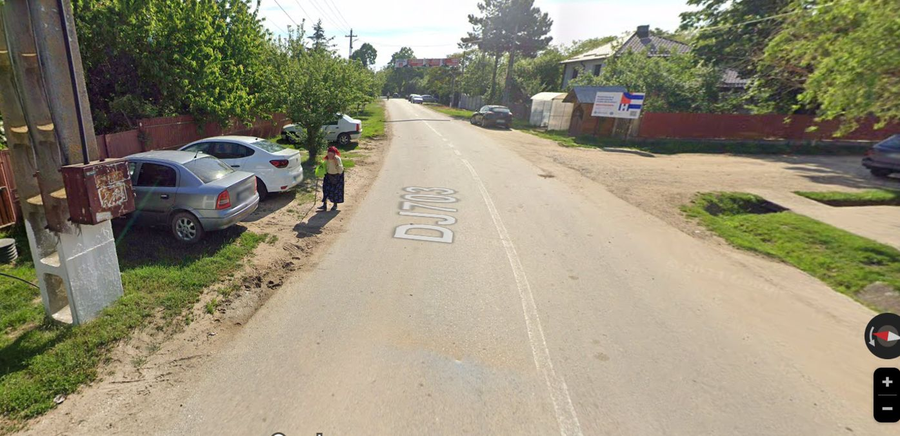Mașinile sunt la tot pasul în cea mai săracă localitate din România