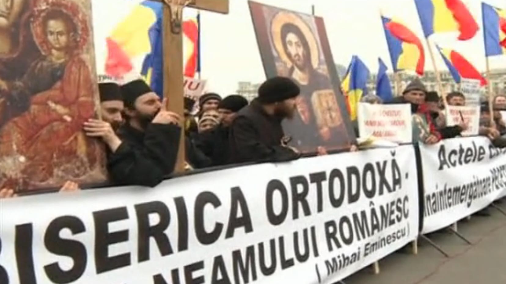 Câteva sute de preoţi şi călugări protestează în faţa Palatului Parlamentului! Află ce îi nemulţumeşte pe slujitorii Domnului