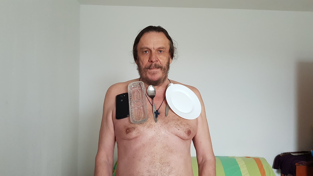 David își poate "lipi" de corp mai multe obiecte în același timp