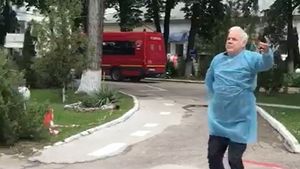 Un bunic dansează de bucurie după ce s-a vindecat de COVID-19. Imagini emoționante din Gorj. VIDEO