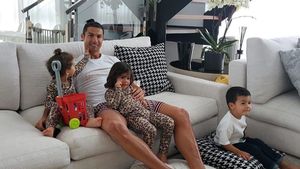 Cristiano Ronaldo, relaxare în pijamale de peste 2.000 de euro! Fotbalistul este izolat cu familia sa în Portugalia