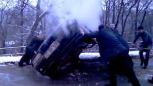 VIDEO Vezi cum arde o limuzina! Tu ce-ai face intr-o astfel de situatie?