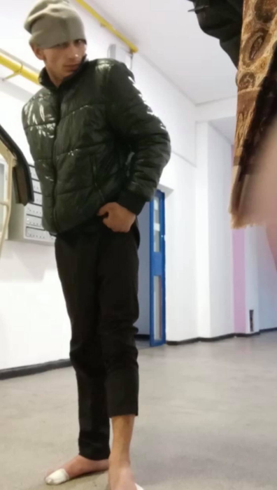 „Bodyguardul lui Dumnezeu” a ajutat un tânăr nevoiaș cu o pereche de șosete, în preajma Crăciunului