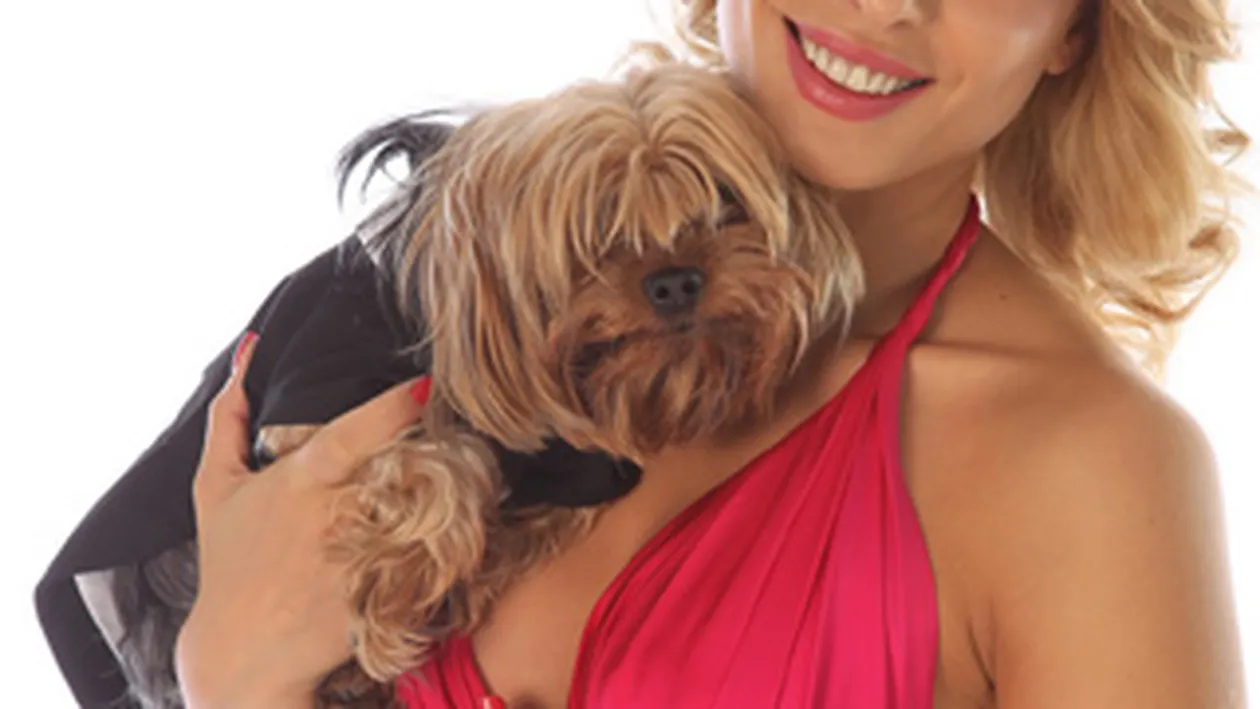 Iulia Vantur se pregateste de bal! Este seducatoare intr-o rochie rosie